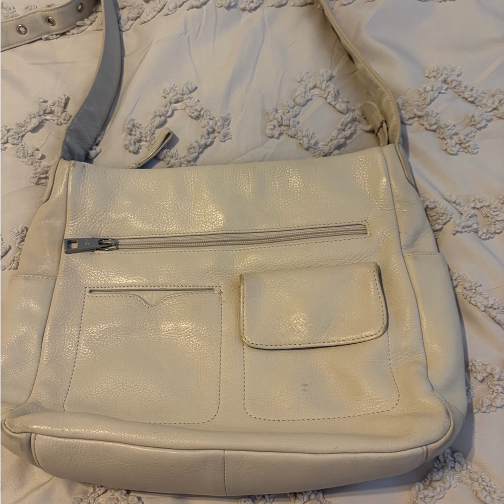 Stone Mountain Accessories Cream Leather Shoulder Bag with Front Pockets